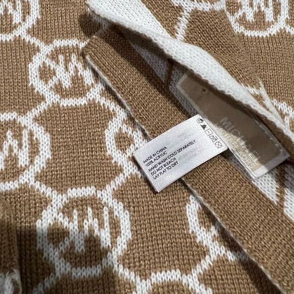MICHAEL KORS JET SET LOGO PRINT Scarf and Beanie set Women's Tan/ White - Picture 2 of 3